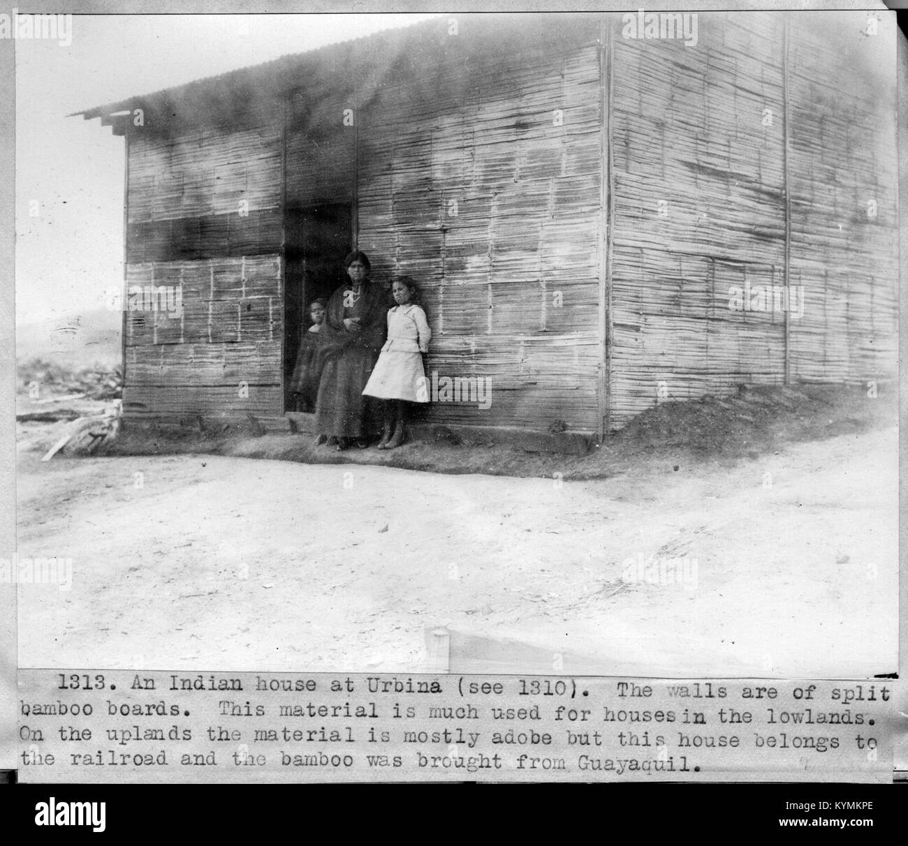 Eine Familie posiert vor ihrem Haus in Urbina, Peru, auf einem Vintage-Foto, das den Lebensstil und die Umgebung der Region widerspiegelt. Stockfoto