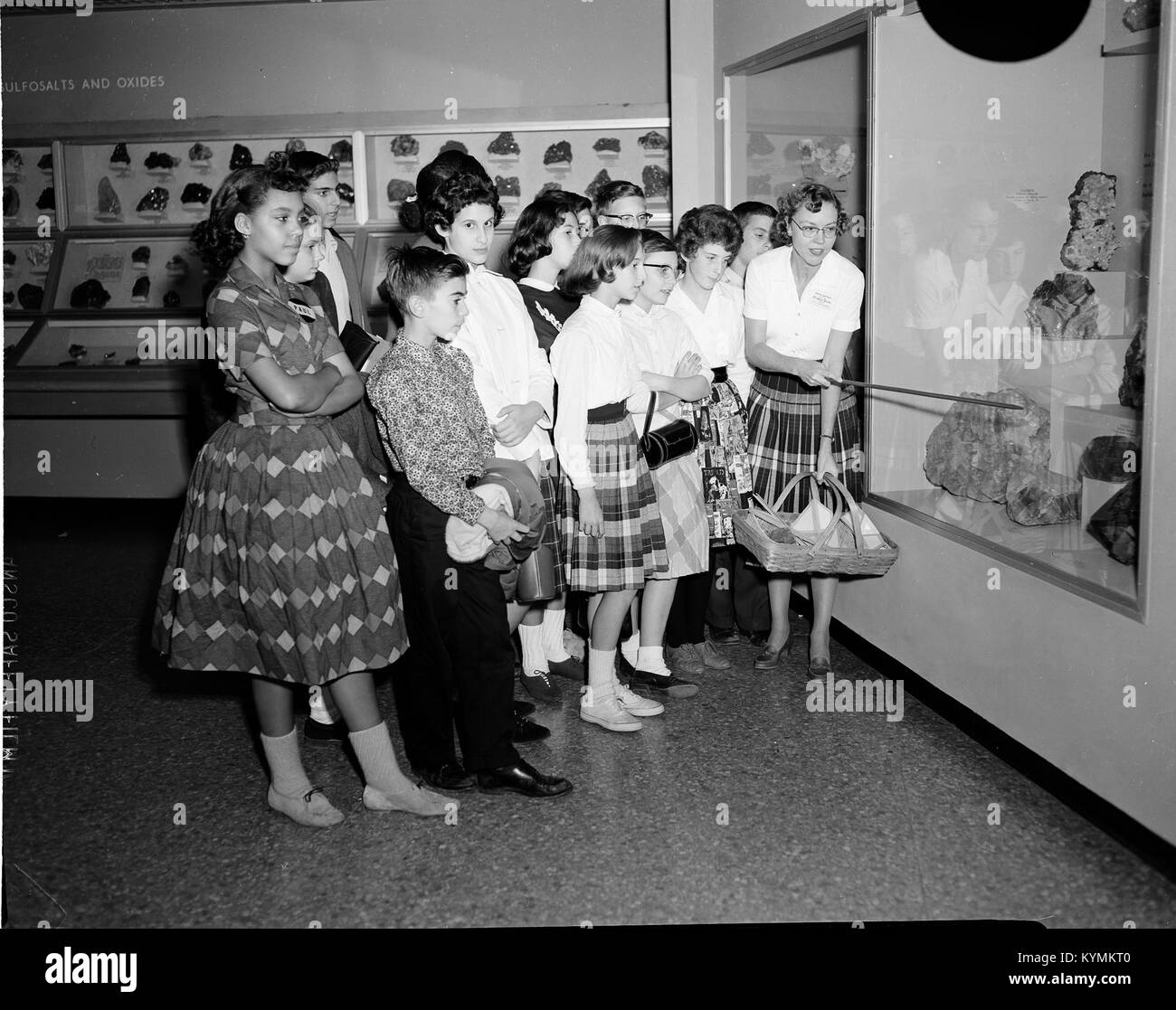 Eine historische Illustration, die Schüler beim Besuch der Hall of Gems and Minerals in der Smithsonian Institution zeigt, wie erzieherisch die Naturgeschichte ist. Stockfoto