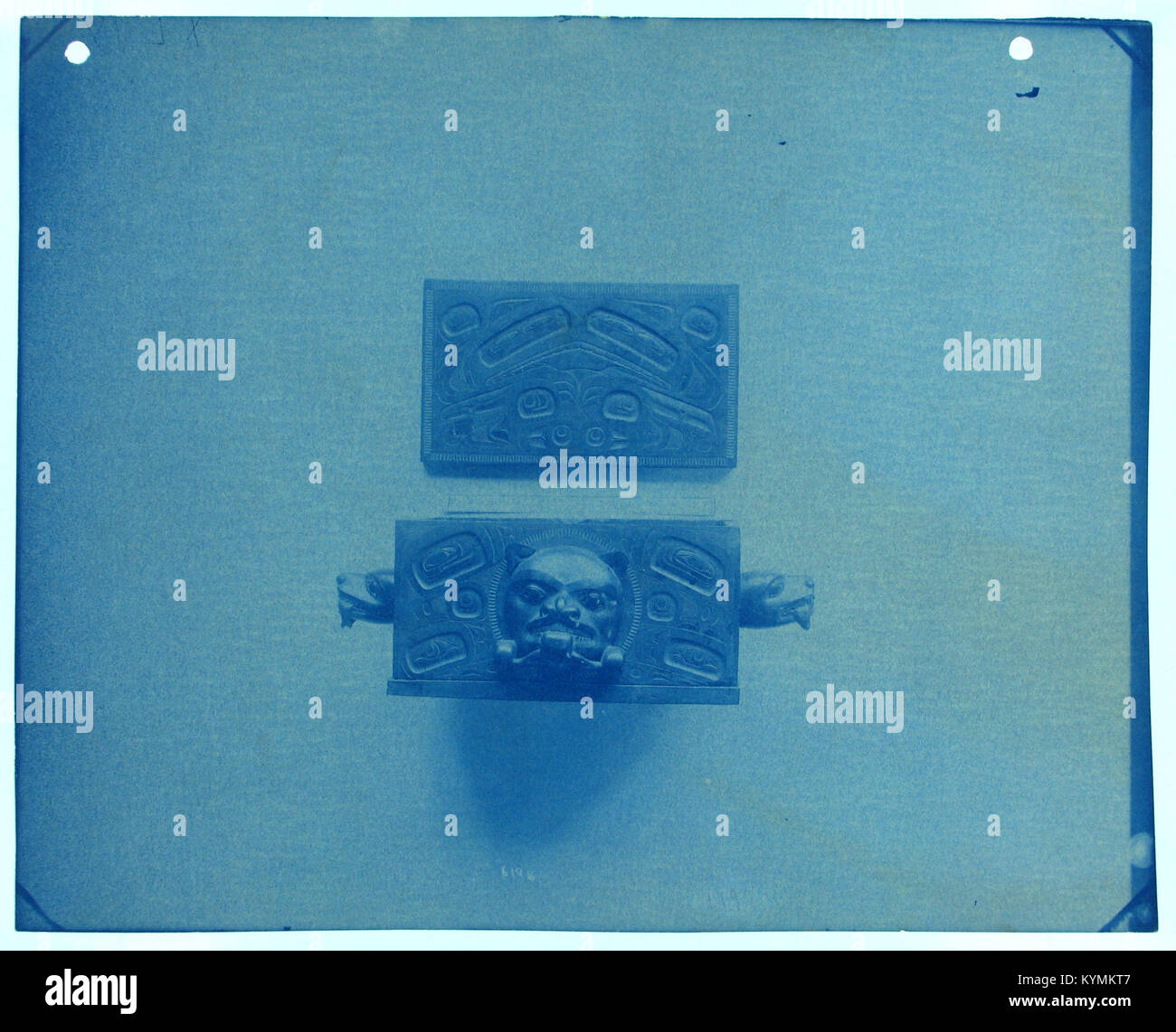 Ein indianischer Kunststich, der möglicherweise nordwestindische Skulpturen oder Symboliken darstellt. Das Stück ist Teil einer größeren Sammlung, die die Kultur und den künstlerischen Ausdruck der Ureinwohner Amerikas zeigt. Stockfoto