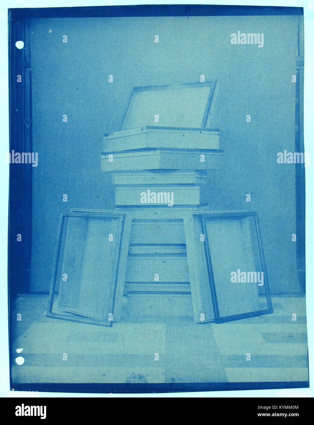 Ein historisches Foto aus dem Archiv der Smithsonian Institution mit einem Rahmen aus einem Vintage-Buch. Das Bild bietet einen Einblick in die Gestaltung und Präsentation historischer Gegenstände im musealen Kontext. Stockfoto