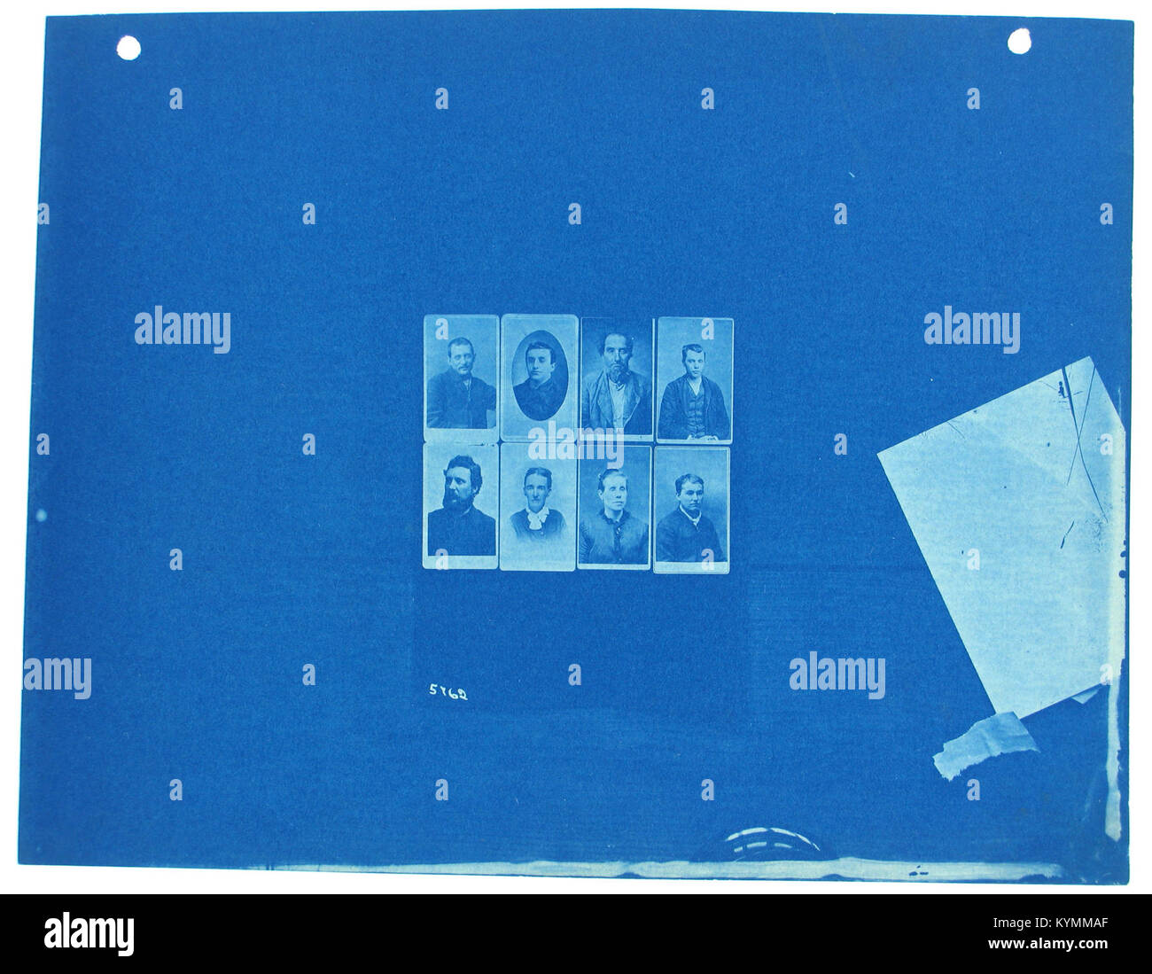 Eine Sammlung von acht Cartes-de-Visite-Bildern aus den 1800er Jahren, die Porträts von Männern und Frauen aus dieser Zeit zeigen. Die Fotografien spiegeln den formalen Porträtstil und die kulturellen Normen des 19. Jahrhunderts wider. Stockfoto