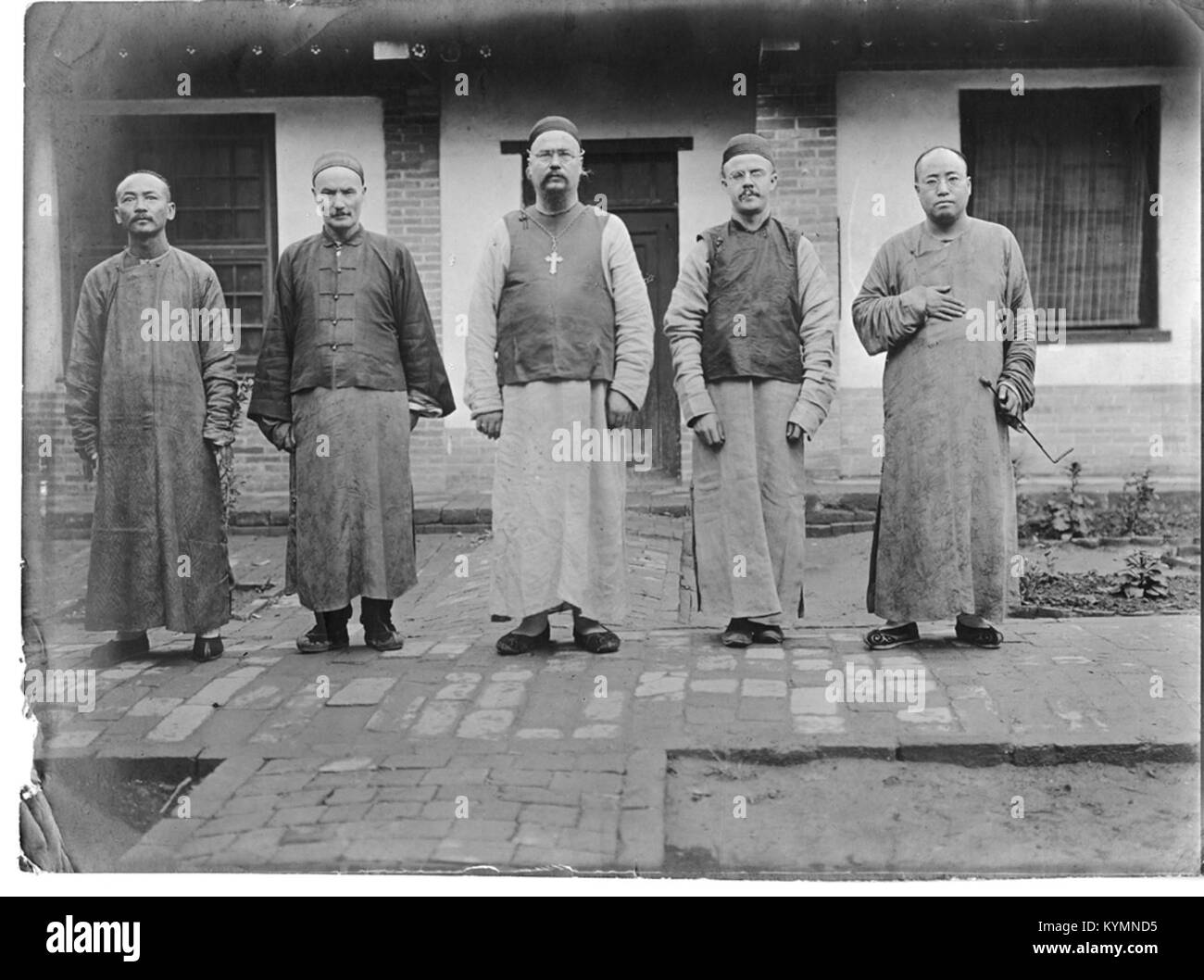 China, Sonstiges Szenen fünf Männer für Bild posiert (Priester) 7454293206 o Stockfoto