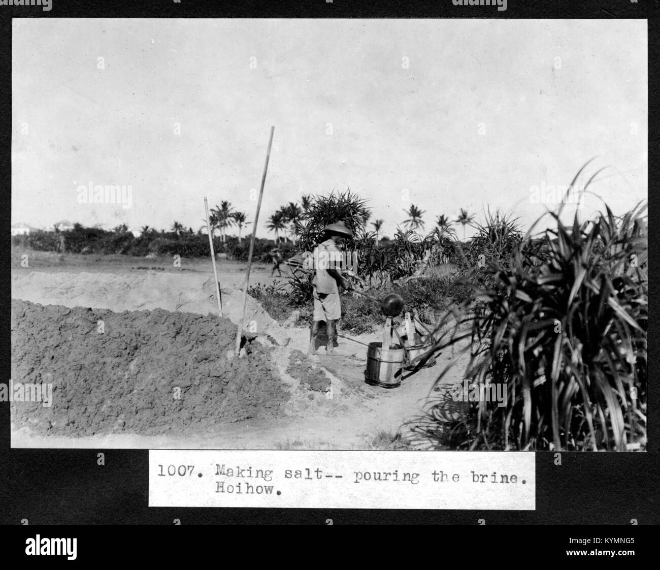 Workman gießen Sole für die Herstellung von Salz in Hoihow [5622646828] Haikou, China o Stockfoto