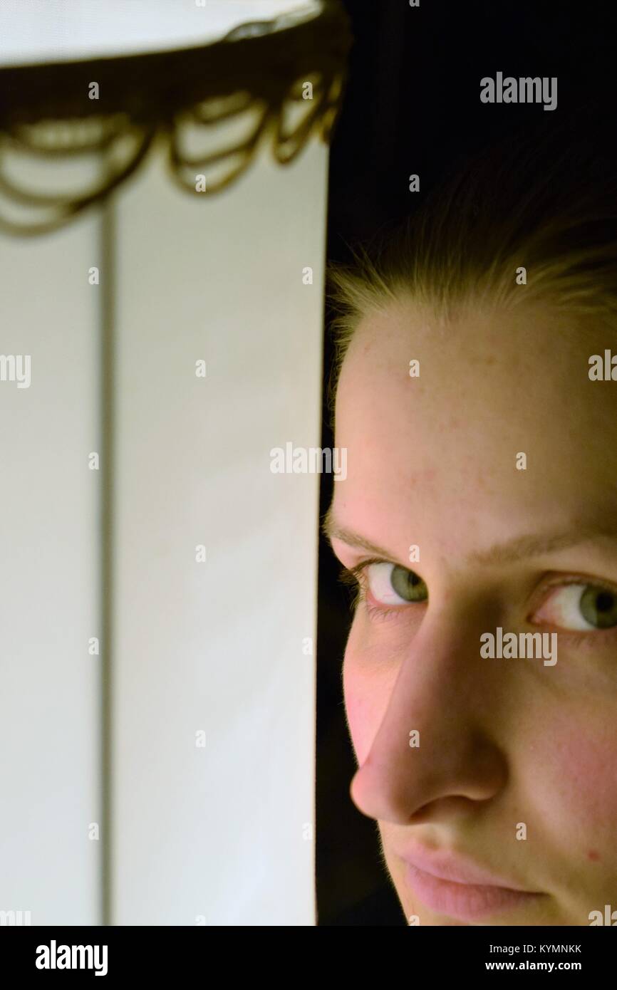 Gesicht neben der Lampe Stockfoto
