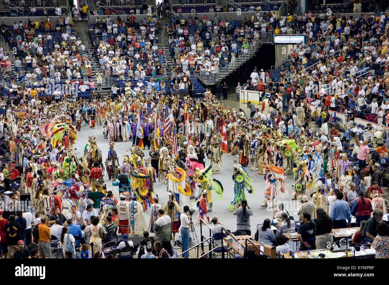Ein Foto einer Powwow-Zeremonie im Jahr 2005, das Publikum, Flaggen und traditionelle indianische Insignien einfängt. Das Bild zeigt die Vielfalt der Menge und zeigt eine zeremonielle Vorstellung vor den Tribünen im National Museum of the American Indian. Stockfoto