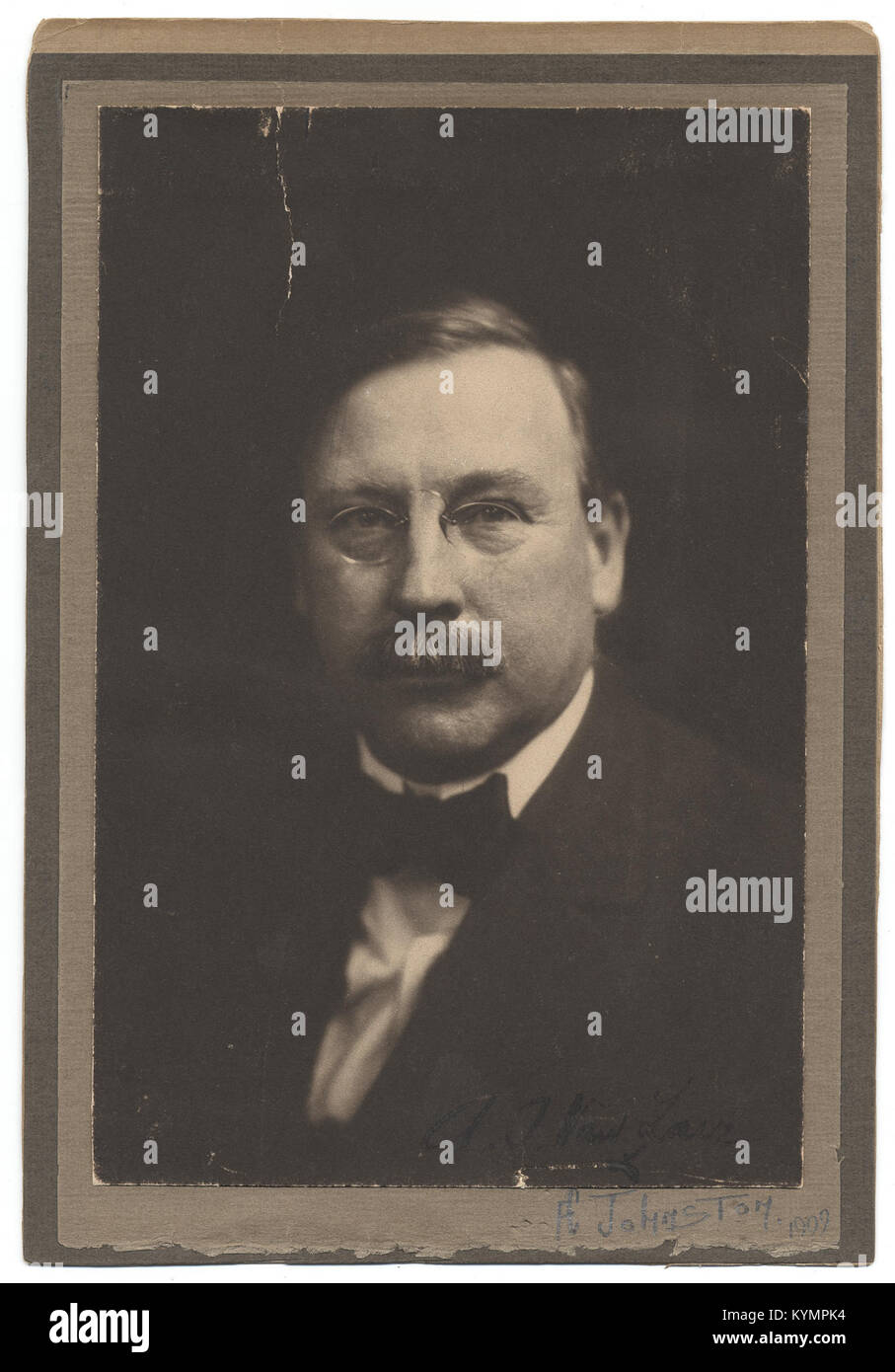Ein Sepia-Porträt von Alexander T. Van Laer, einem Kunstdozenten und Mitglied der National Academy, zeigt seine legendäre Bowtie und Schnurrbart, die Teil der Sammlung Smithsonian Institution Archives sind. Stockfoto