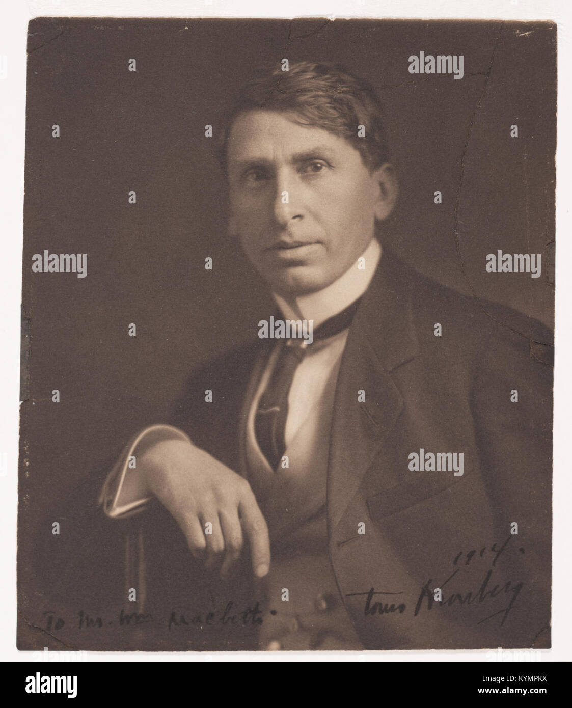 Foto des Künstlers Louis Kronberg, in Schwarz-weiß-Optik, in einem Vintage-Anzug und Krawatte, Teil der Sammlung Archives of American Art. Stockfoto