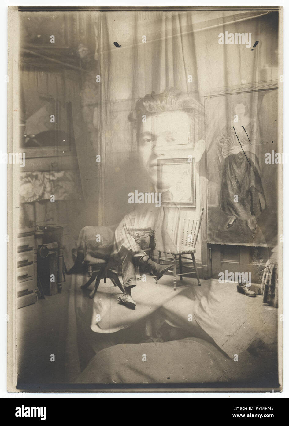 Ein Schwarzweißfoto des Künstlers Jan Matulka, aufgenommen als Teil der Sammlung Archives of American Art. Das Bild fängt Matulkas frühen fotografischen Stil und seinen Beitrag zur amerikanischen Moderne ein. Stockfoto