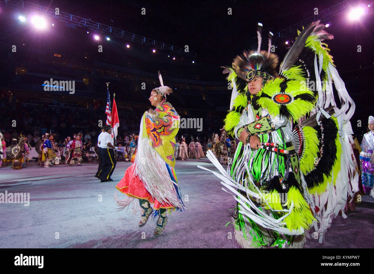 Ein Foto aus dem Powwow von 2007, das Tänzer in traditioneller Kleidung mit Fahnen im National Museum of the American Indian zeigt. Stockfoto