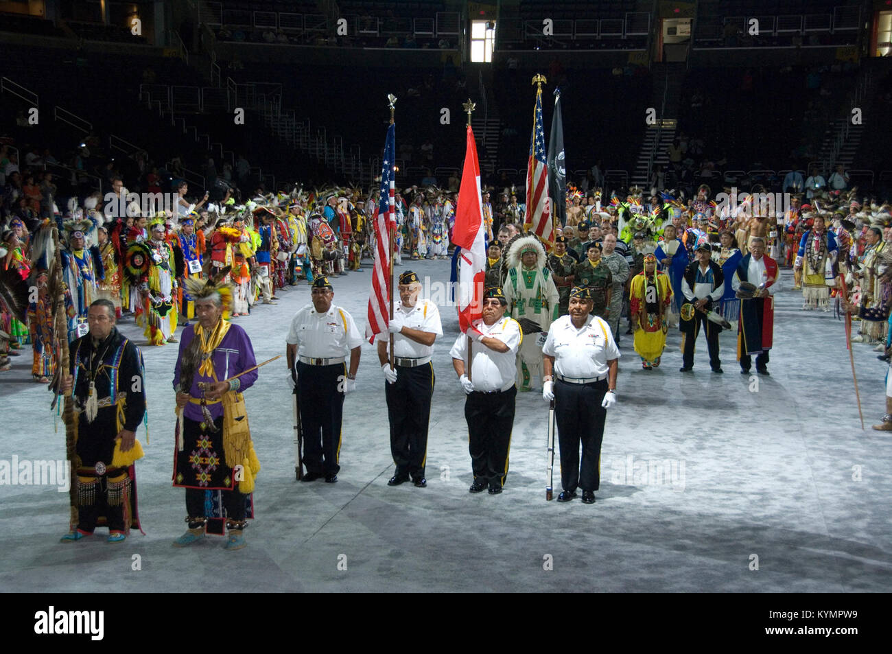 Ein Foto, das während des Powwow 2007 aufgenommen wurde und ein großes Treffen von Indianern in bunten Kostümen und traditioneller Kleidung feststellt. Das Bild zeigt die kulturelle Bedeutung und Lebendigkeit der Zeremonie. Stockfoto