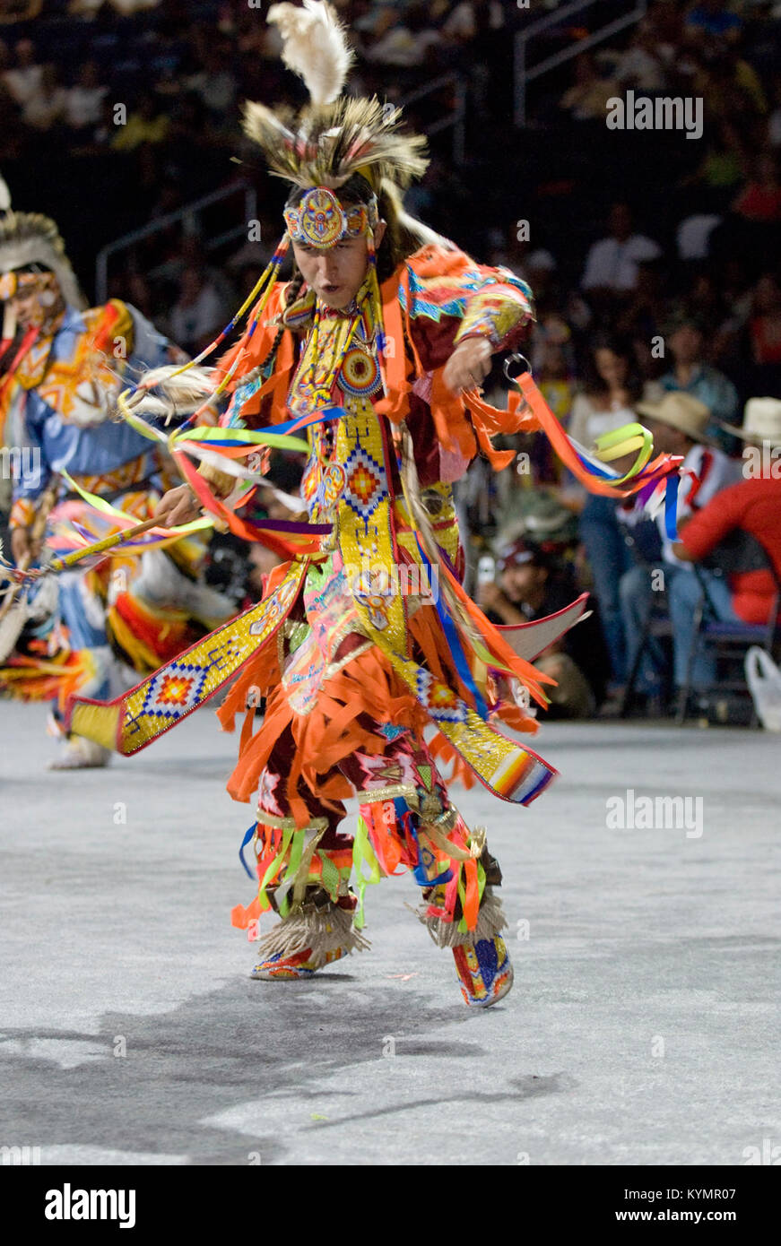 Foto einer indianischen Tänzerin, die im Powwow 2007 auftritt und traditionelle Trachten, perlenbesetzte Kopfbedeckung und ethnischen Tanz zeigt, die von der Smithsonian Institution aufgenommen wurden. Stockfoto