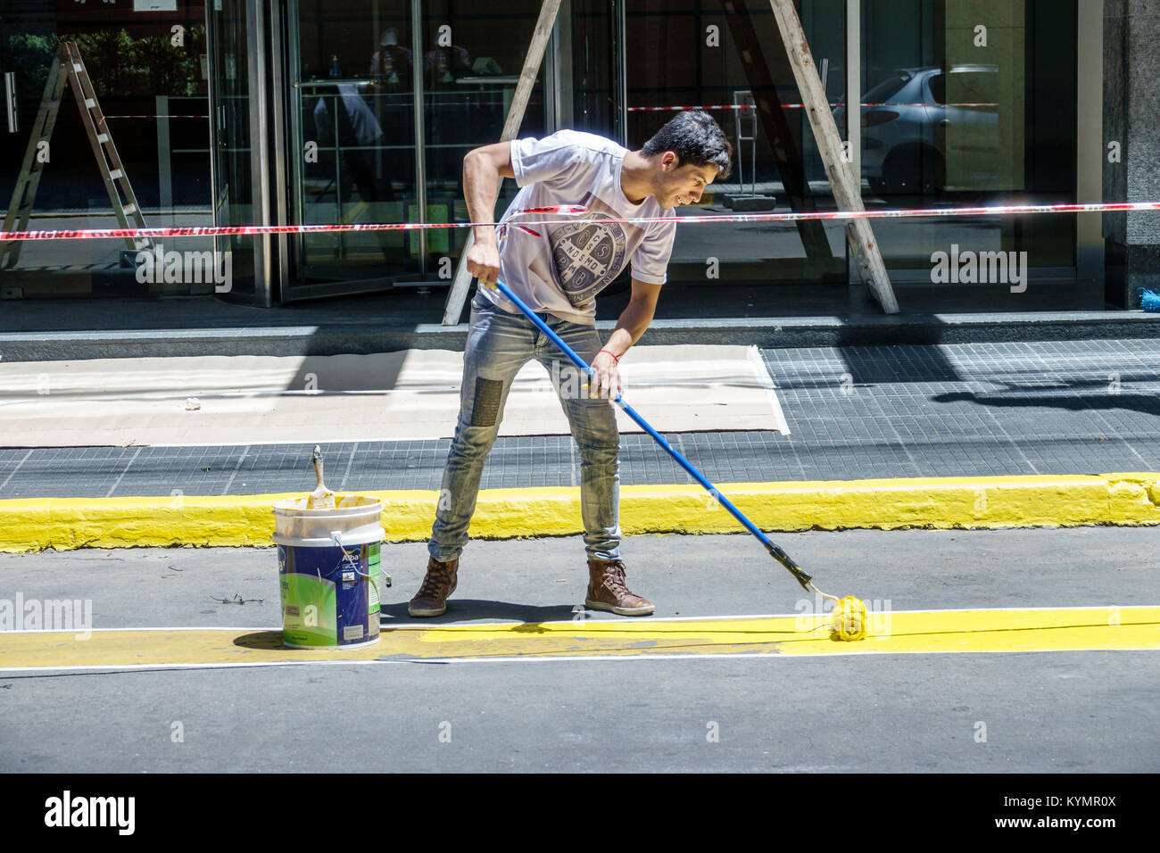 Buenos Aires Argentinien, Bürgersteig, Straße, Straßenmarkierung, Linien, gelb, Malrolle, Eimer, hispanisch, Mann Männer männlich, Malerei, hispanisch, ARG171119237 Stockfoto