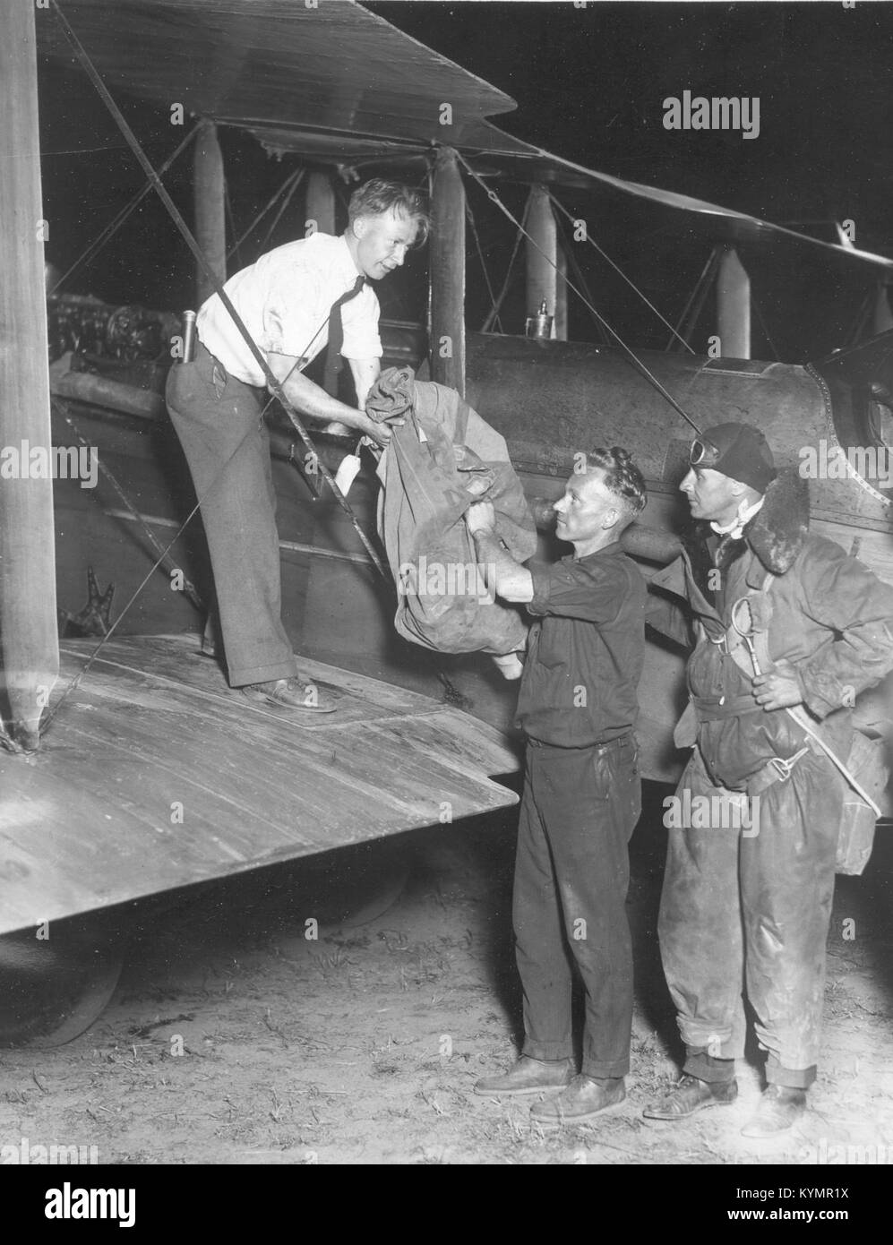 Paul S. Collins, Luftpostpilot, wurde 1925 mit seiner Tasche erstklassiger Luftpost im Hadley Field fotografiert. Das Foto zeigt die Anfänge des U.S. Air Mail Service. Stockfoto