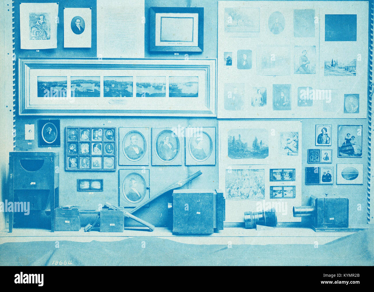 Eine Installationsansicht der Smithsonian Photography Exhibition mit einer Auswahl historischer Fotografien. Stockfoto