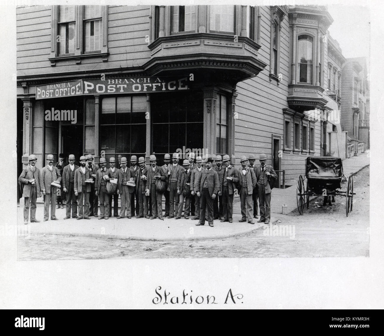 Dieses Bild zeigt eine Gruppe von Postarbeitern in San Francisco, aufgenommen um die Wende zum 20. Jahrhundert. Sie unterstreicht die Bedeutung der Postdienstmitarbeiter und ihres Beitrags zur Infrastruktur der Stadt. Stockfoto