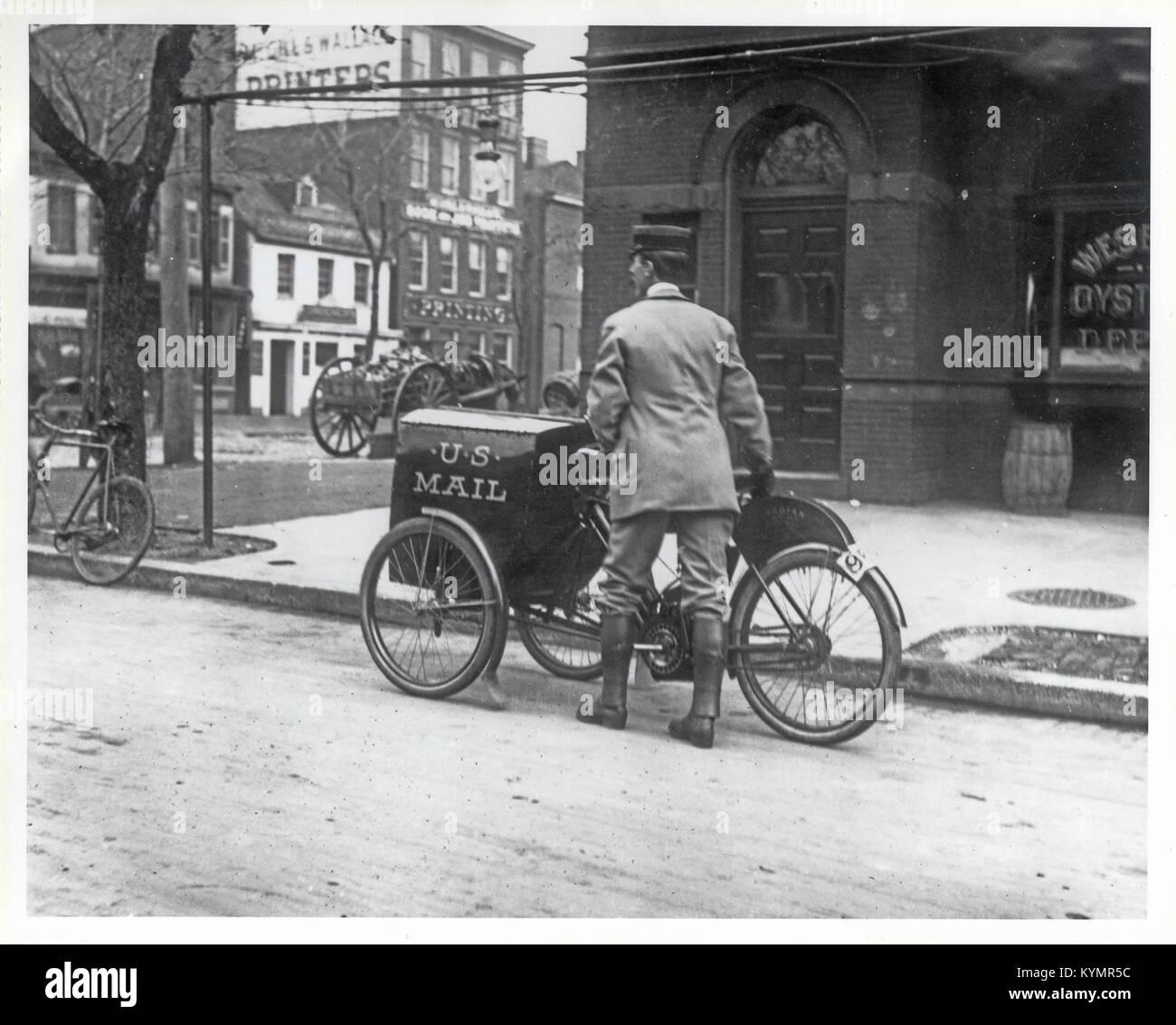 Foto eines dreirädrigen Postkollektion-Motorrads aus den 1910er Jahren, das vom U.S. Postal Service für die Postsammlung in Washington D.C. verwendet wurde Stockfoto