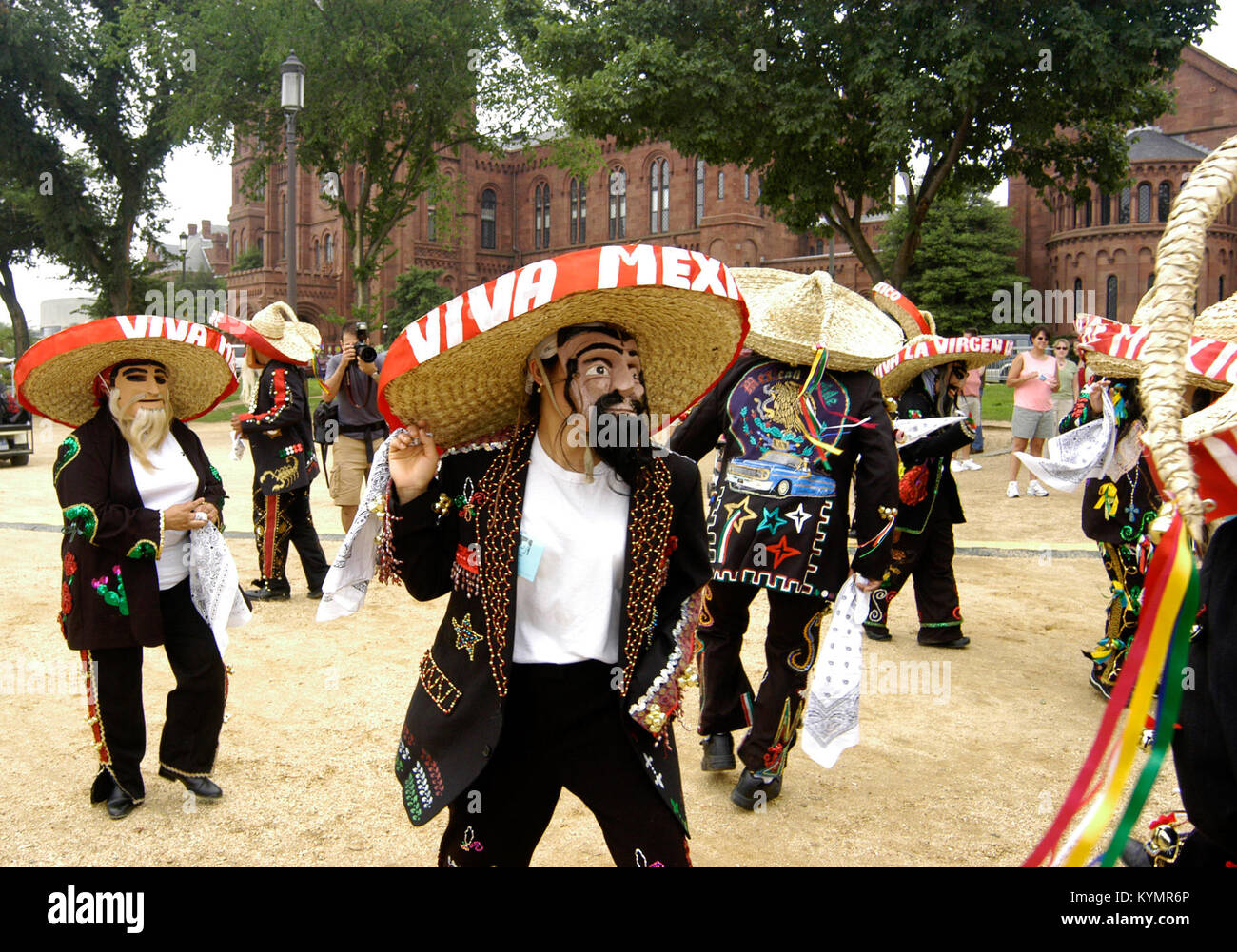 Ein Foto von Los Tecuanes, das 2004 beim Smithsonian Folklife Festival auftritt und traditionelle mexikanische Tänze und Kostüme als Teil des Kulturerbes des Festivals zeigt. Stockfoto
