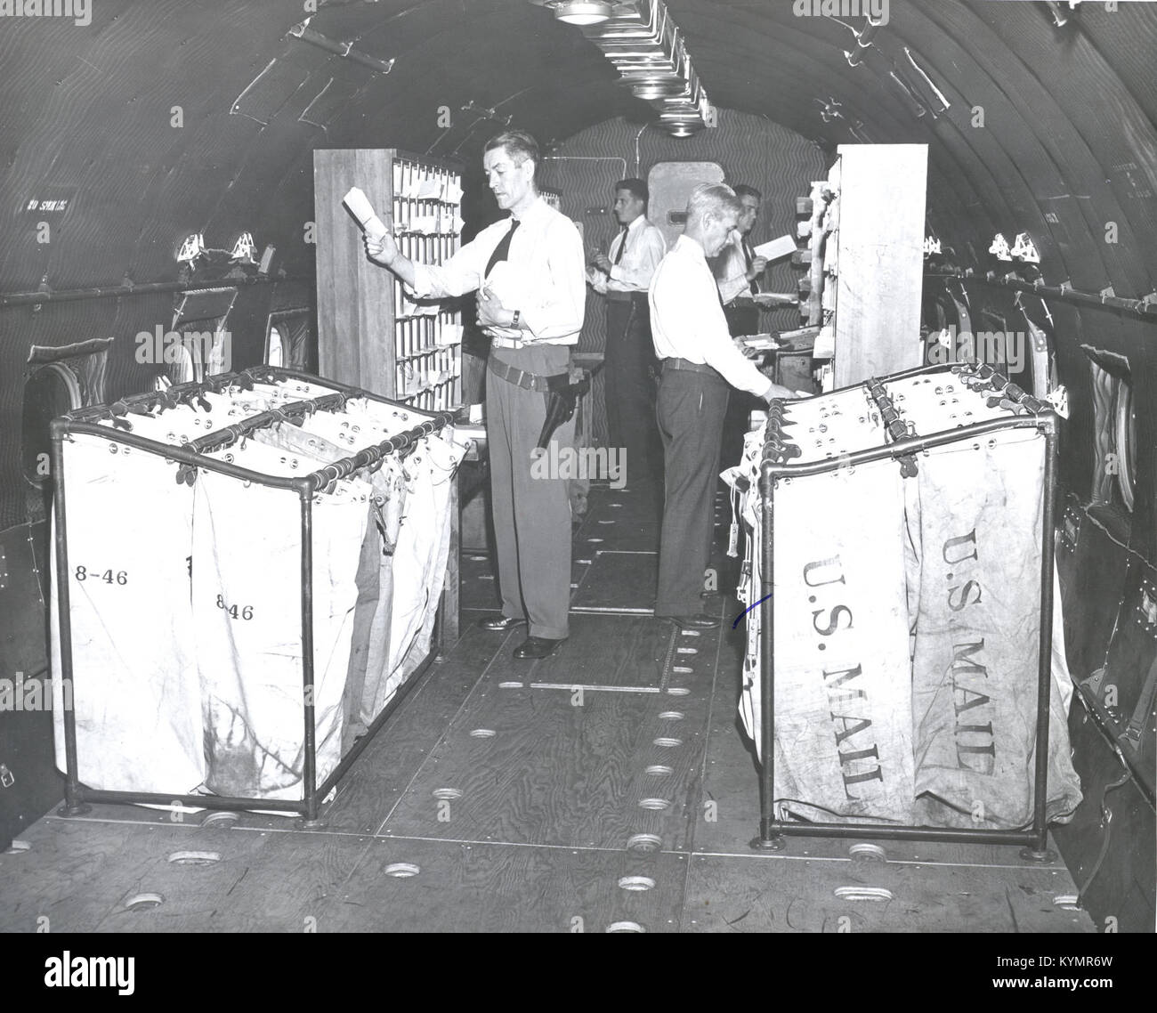 Das Innere einer Trans World Airline (TWA) Skymaster zeigt die Anordnung der Sitze und Design-Merkmale dieses Flugzeugs aus den 1940er Jahren. Der Skymaster wurde für Posttransporte und Passagierflüge eingesetzt. Stockfoto