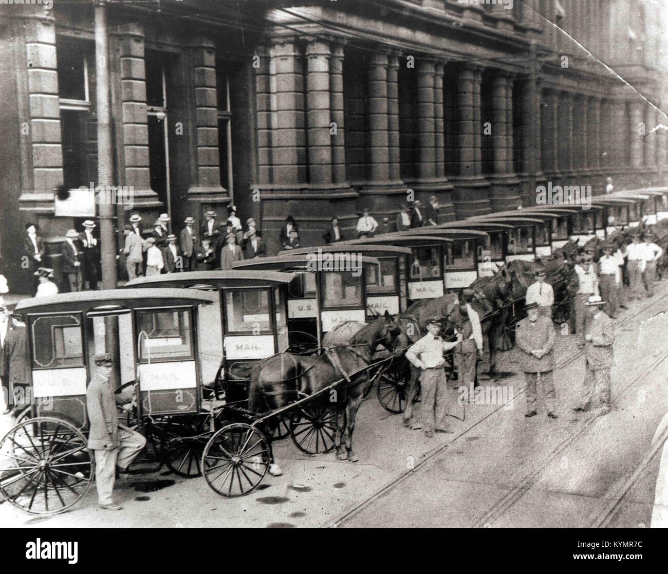 Ein historisches Schwarzweiß-Foto von Postsammelwagen, die 1905 im Postdienst eingesetzt wurden, zeigt die Pferdekutschen, die von Postdienstleistern verwendet werden. Stockfoto