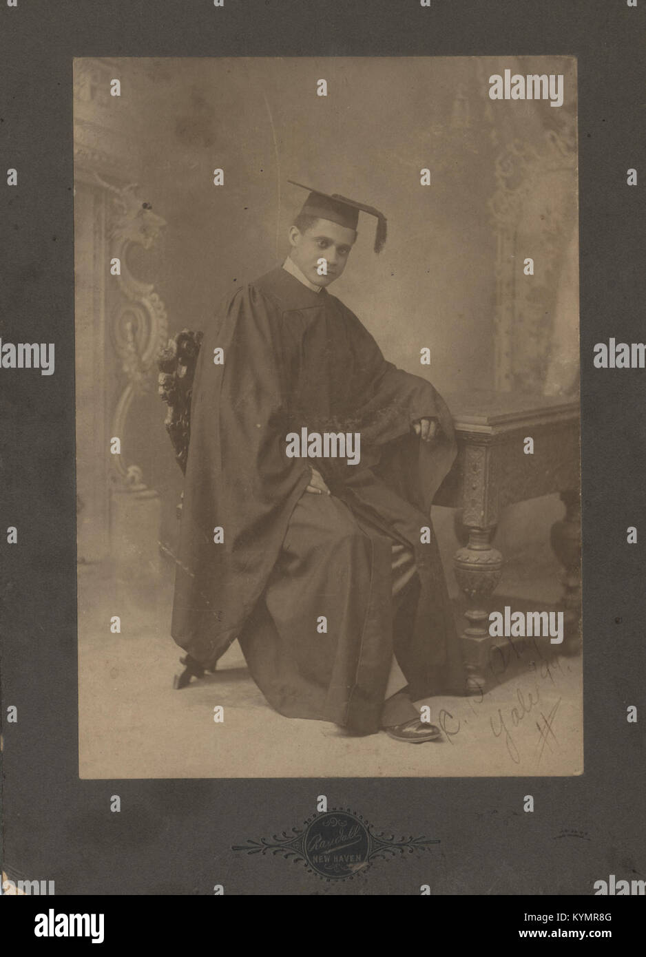 Ein Foto aus der Cyrus S. Shippen Collection, das einen Absolventen zeigt, der ein akademisches Kleid und eine Mütze trägt und die akademische Leistung symbolisiert. Das Bild ist Teil der Black History im Anacostia Community Museum und zeigt Meilensteine in Bildung und Wissenschaft. Stockfoto