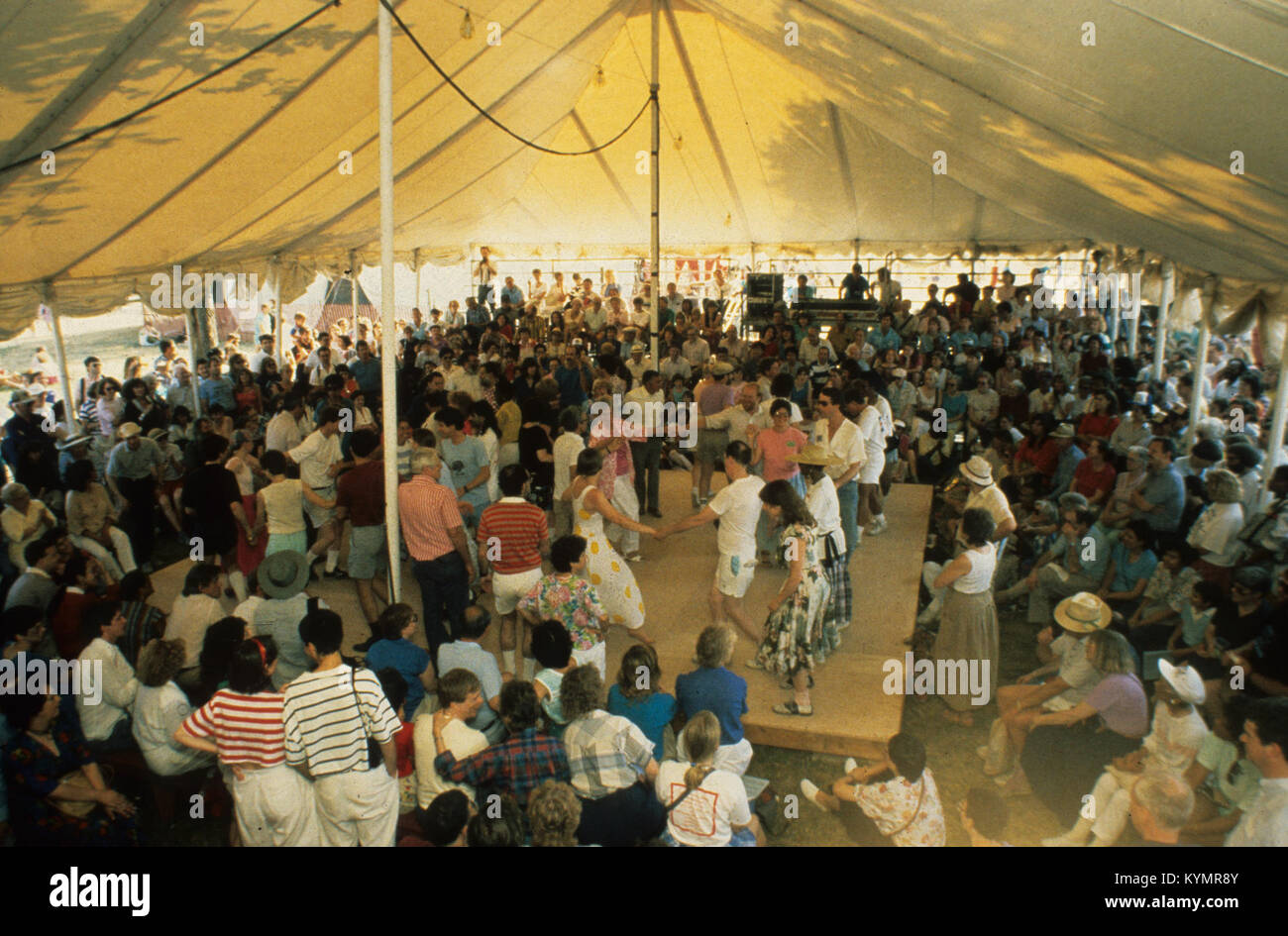 Ein Foto vom 1989 Center for Folklife and Cultural Heritage Festival in Washington, D.C., mit Live-Musik und Tanz während einer Feier des amerikanischen folklife. Die Veranstaltung fängt die Lebendigkeit der lokalen Traditionen und den Gemeinschaftsgeist des Festivals ein. Stockfoto