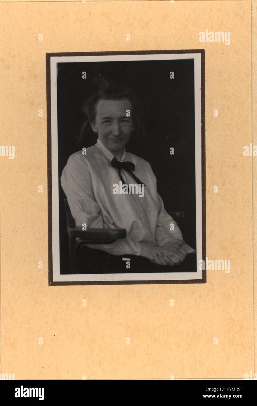 Ein Porträt von Tatiana Ehrenfest, einer renommierten Mathematikerin, die sie in einer Fliege und einem weißen Hemd zeigt. Diese historische Illustration zeigt ihre bedeutenden Beiträge zur Mathematik während des frühen 20. Jahrhunderts. Stockfoto