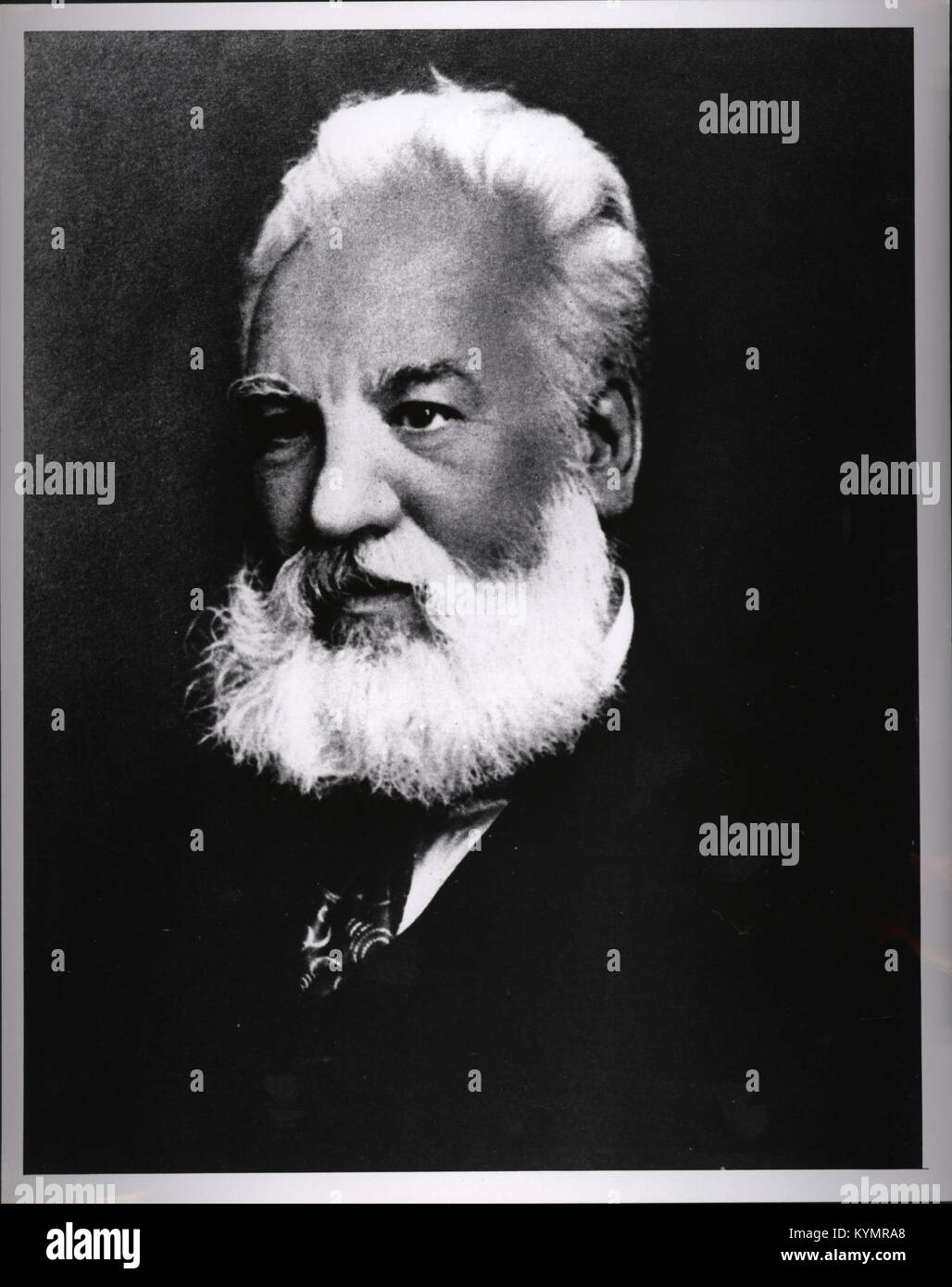 Ein Porträt von Alexander Graham Bell, dem Erfinder des Telefons und einem Pionier-Ingenieur, zeigt ihn mit Bart und Schnurrbart. Das Bild stammt aus den Archiven der Smithsonian Institution, die seine Beiträge zu Technologie und Kommunikation hervorhebt. Stockfoto