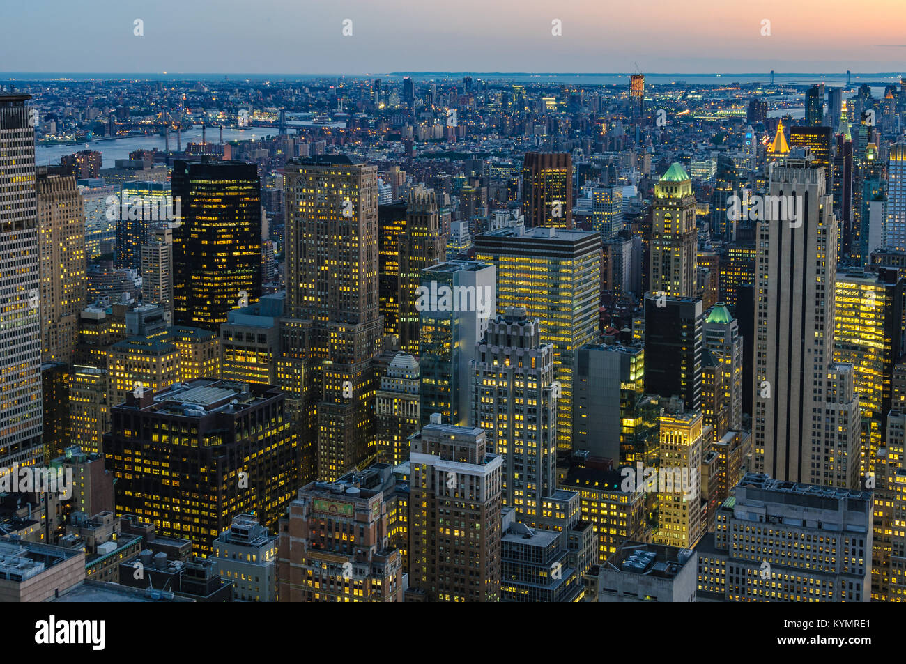 Blick auf die Skyline bei Nacht von der Spitze des Felsens Aussichtsplattform in New York, USA Stockfoto