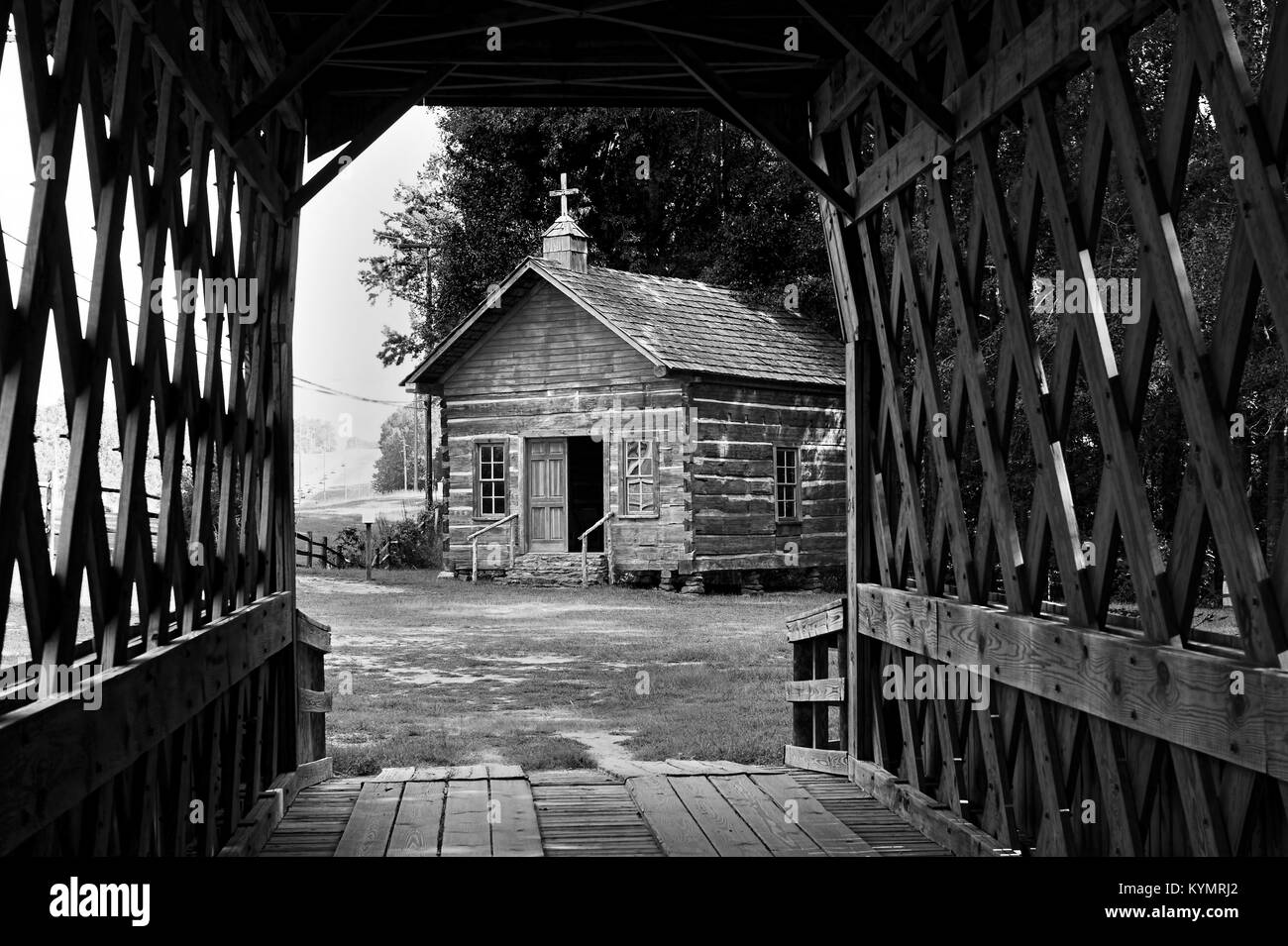 Alte hölzerne anmelden Kirche Blick von der Holzbrücke in Schwarz und Weiß. Stockfoto