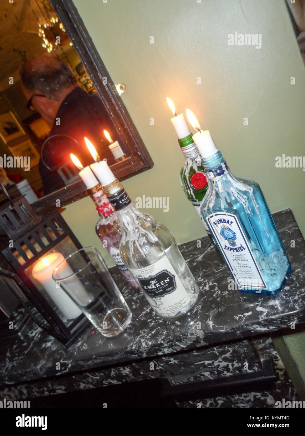 Leere Gin Flaschen Stockfotos und -bilder Kaufen - Alamy