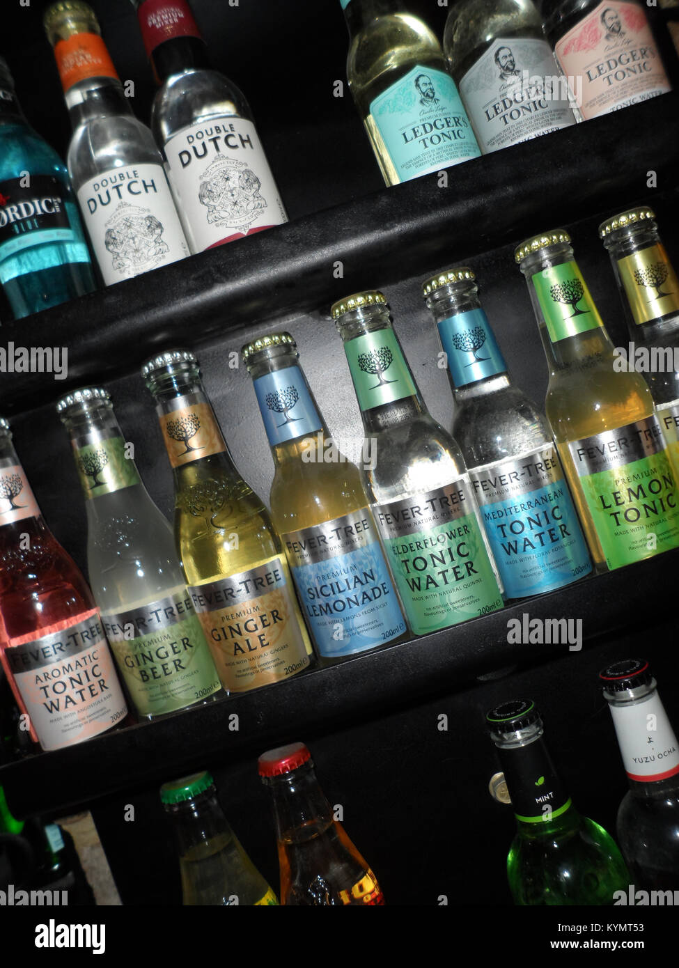 Auswahl von Aromatisierten Tonic Wasser auf einem Regal in einem englischen Pub, Durham, England. Stockfoto
