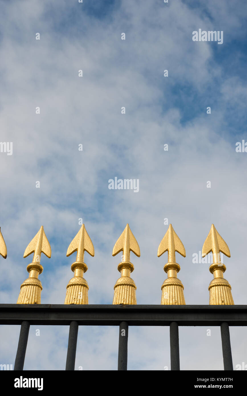 Gold farbigen Tops von Geländer umliegenden historischen militärischer Liegenschaften im Zentrum von Paris, Frankreich. Stockfoto