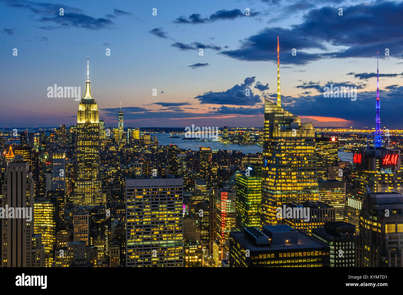 Blick auf die Skyline der Stadt und das Empire State Building nachts von der Spitze des Felsens Aussichtsplattform in New York, USA Stockfoto