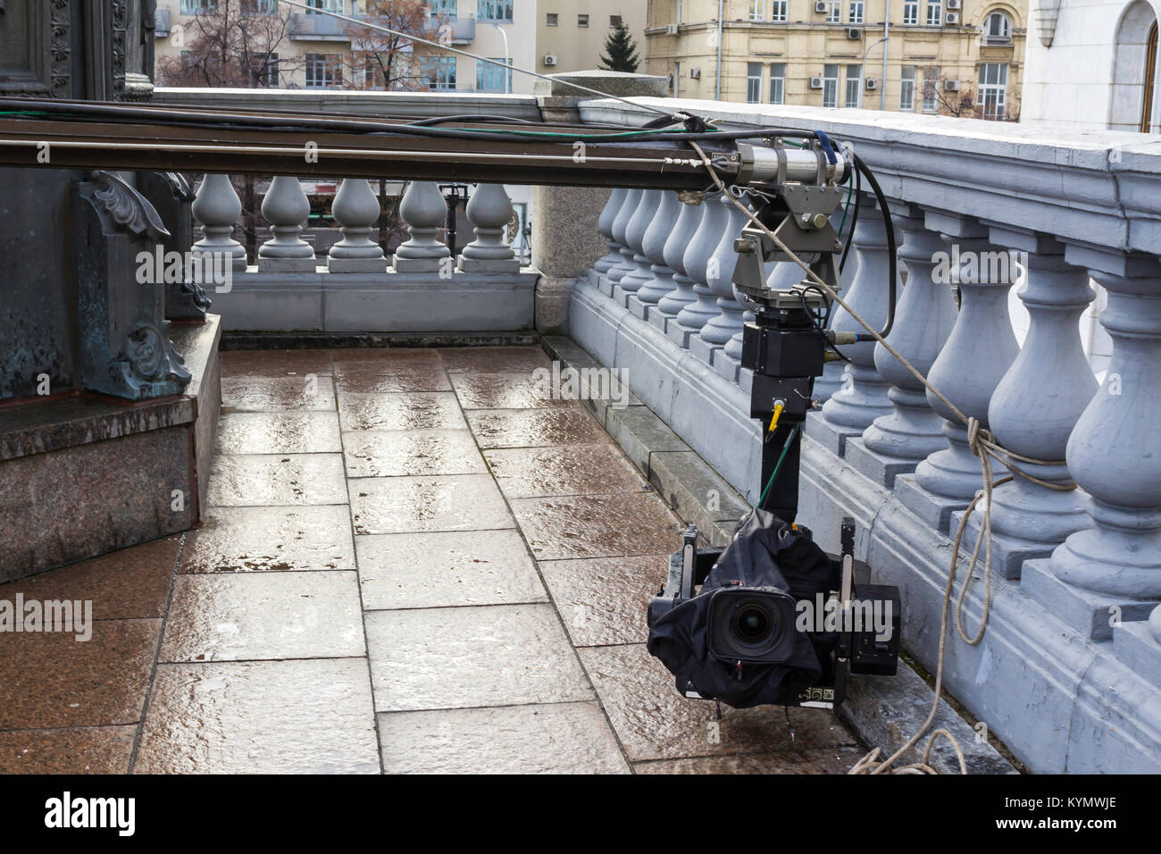 Die professionelle Videokamera in der Nähe von einem grauen Balustrade. Ausrüstung für die TV-Berichterstattung im Freien. Terrasse der Christ-Erlöser-Kathedrale. Stockfoto