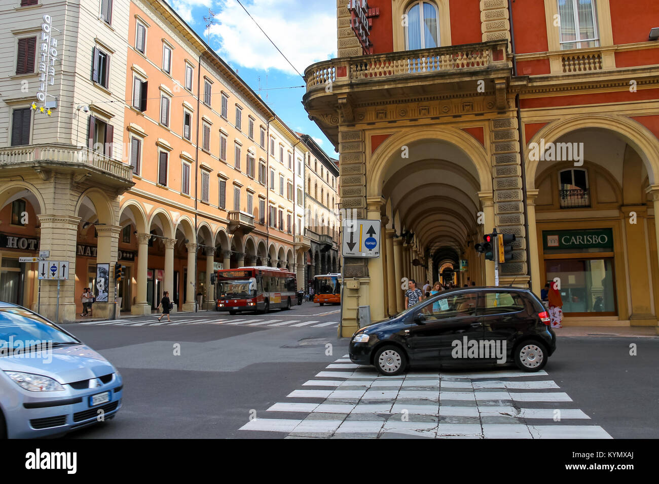 Bologna, Italien - 18. August 2014: Menschen und Fahrzeuge an der Kreuzung der Via Indipendenza und Via Irnerio in Bologna, Italien Stockfoto