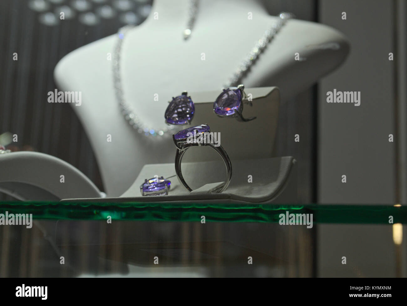 Elegante Schmuck auf Verkauf im Ladengeschäft Stockfoto