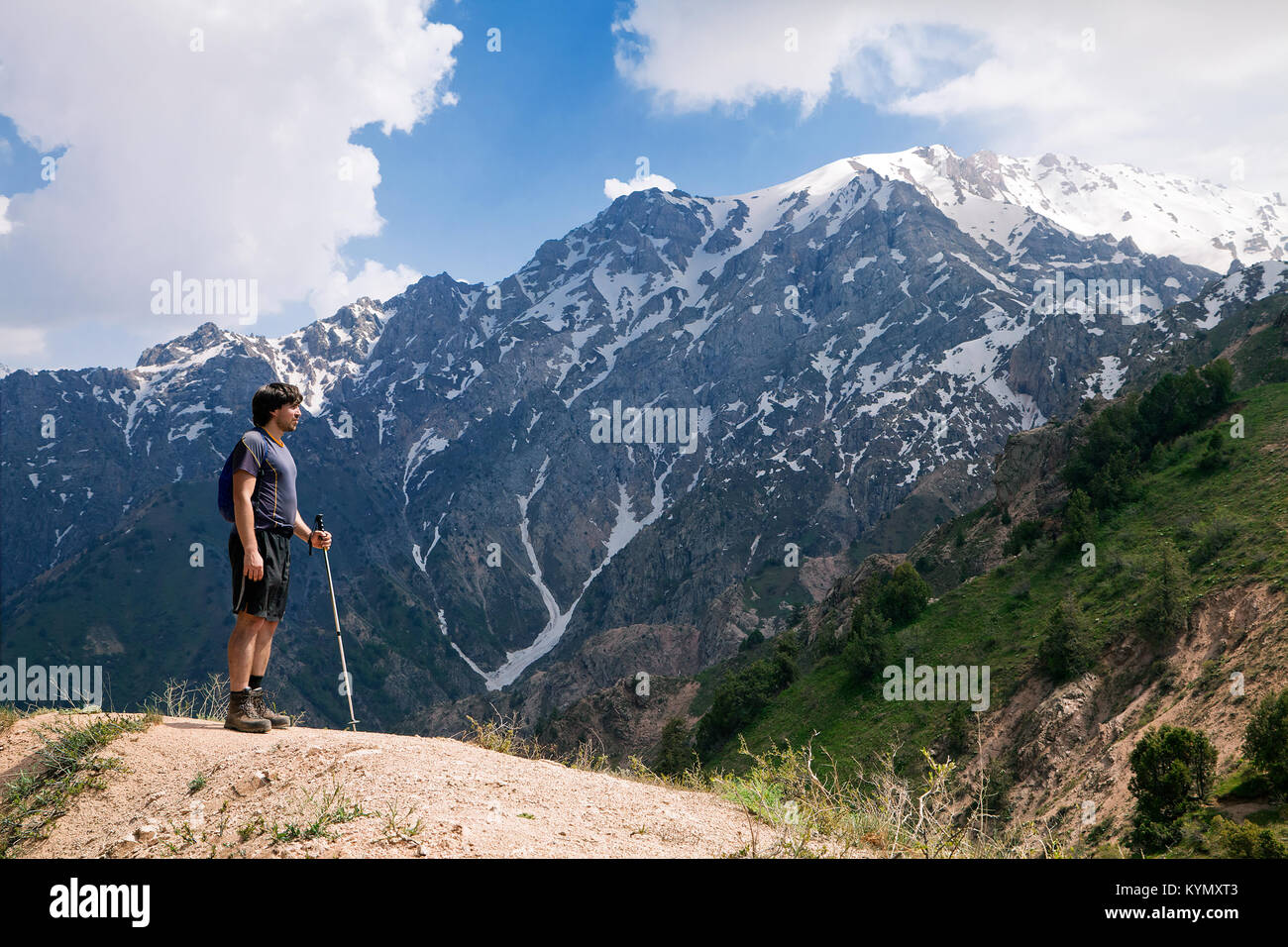 Junge Touristen in die Berge mit einem Walking Stock Stockfoto
