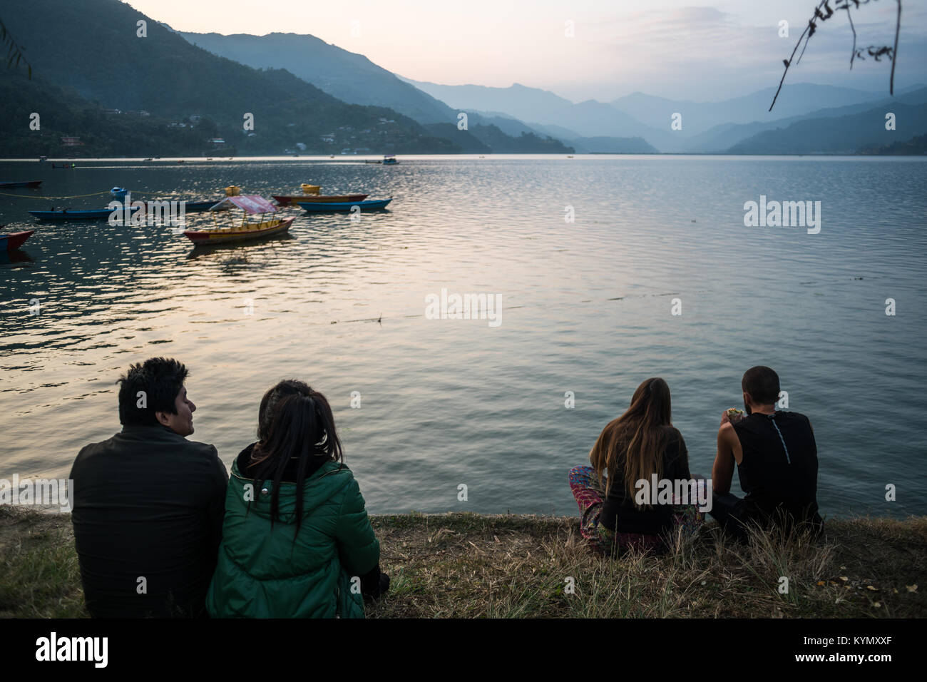 Touristen auf der Bank des Phewa See in Pokhara, Nepal, Asien. Stockfoto