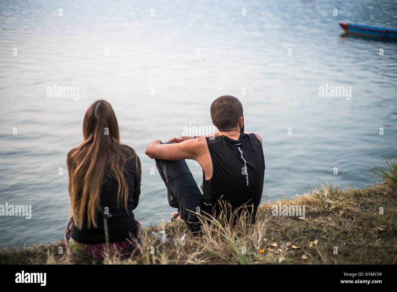 Touristen auf der Bank des Phewa See in Pokhara, Nepal, Asien. Stockfoto