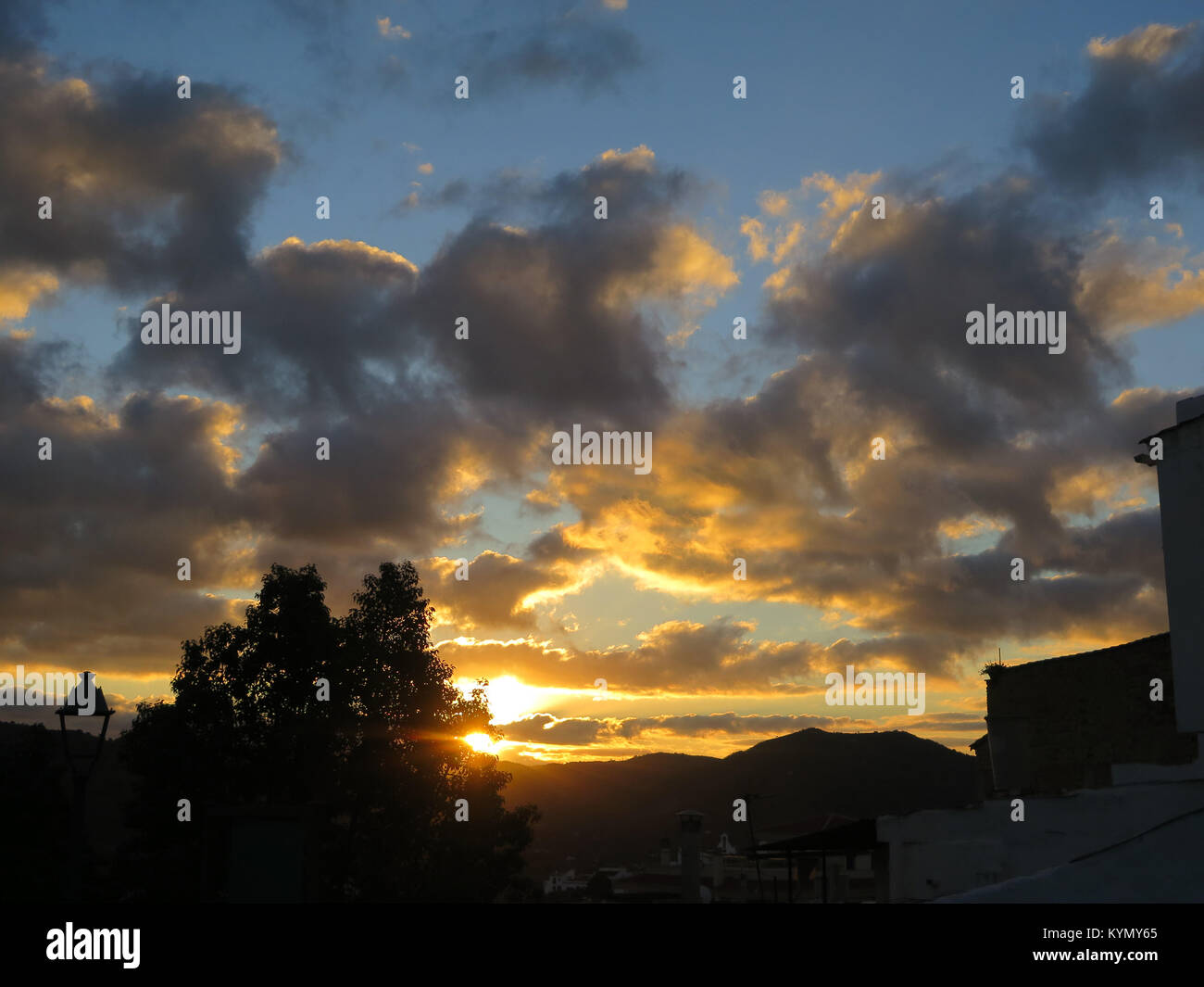 Silhouette in orange Dawn Wolken in andalusische Landschaft Stockfoto