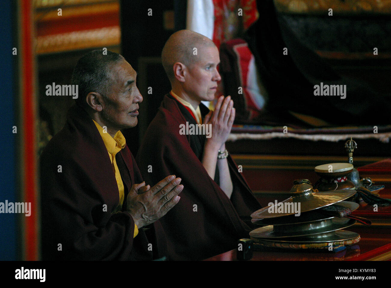 Ein Mönch und eine Nonne abgebildet, während am Nachmittag die Gebete in den Tempel des buddhistischen Klosters Samye Ling, Eskdalemuir in der süd-westlich von Schottland. Das Kloster wurde in den 1960er Jahren durch die tibetischen Flüchtlinge, die vor Verfolgung in der Heimat der in Schottland niedergelassen. Stockfoto