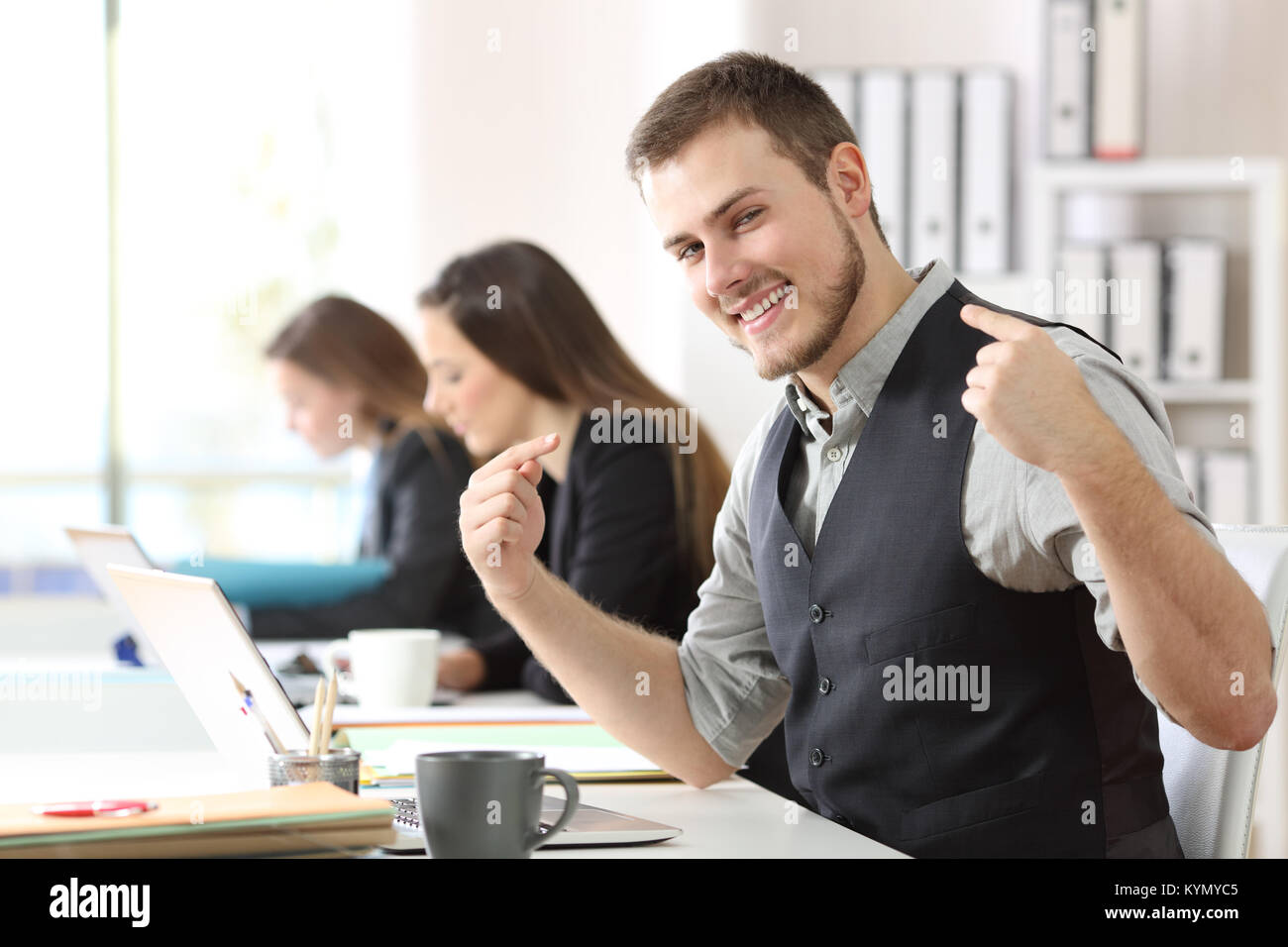 Porträt eines stolzen Geschäftsmann selbst im Büro zeigen Stockfoto