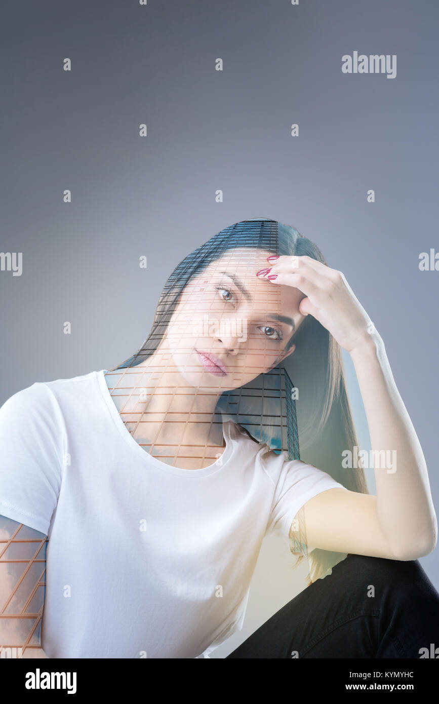 Ernsthafte konzentrierte sich Frau hat keine Ideen Stockfoto