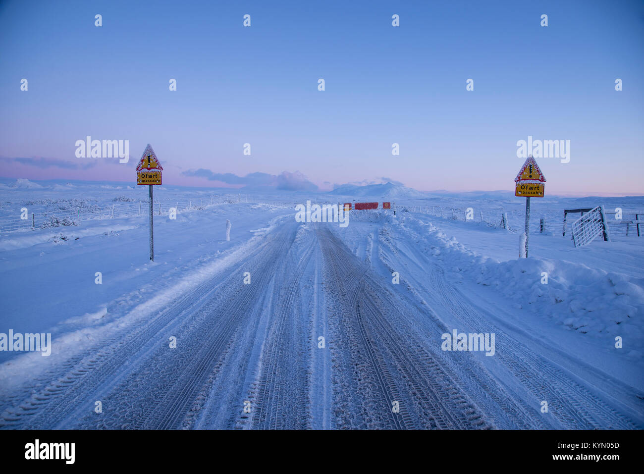 Die verschneite Straße in Island Stockfoto