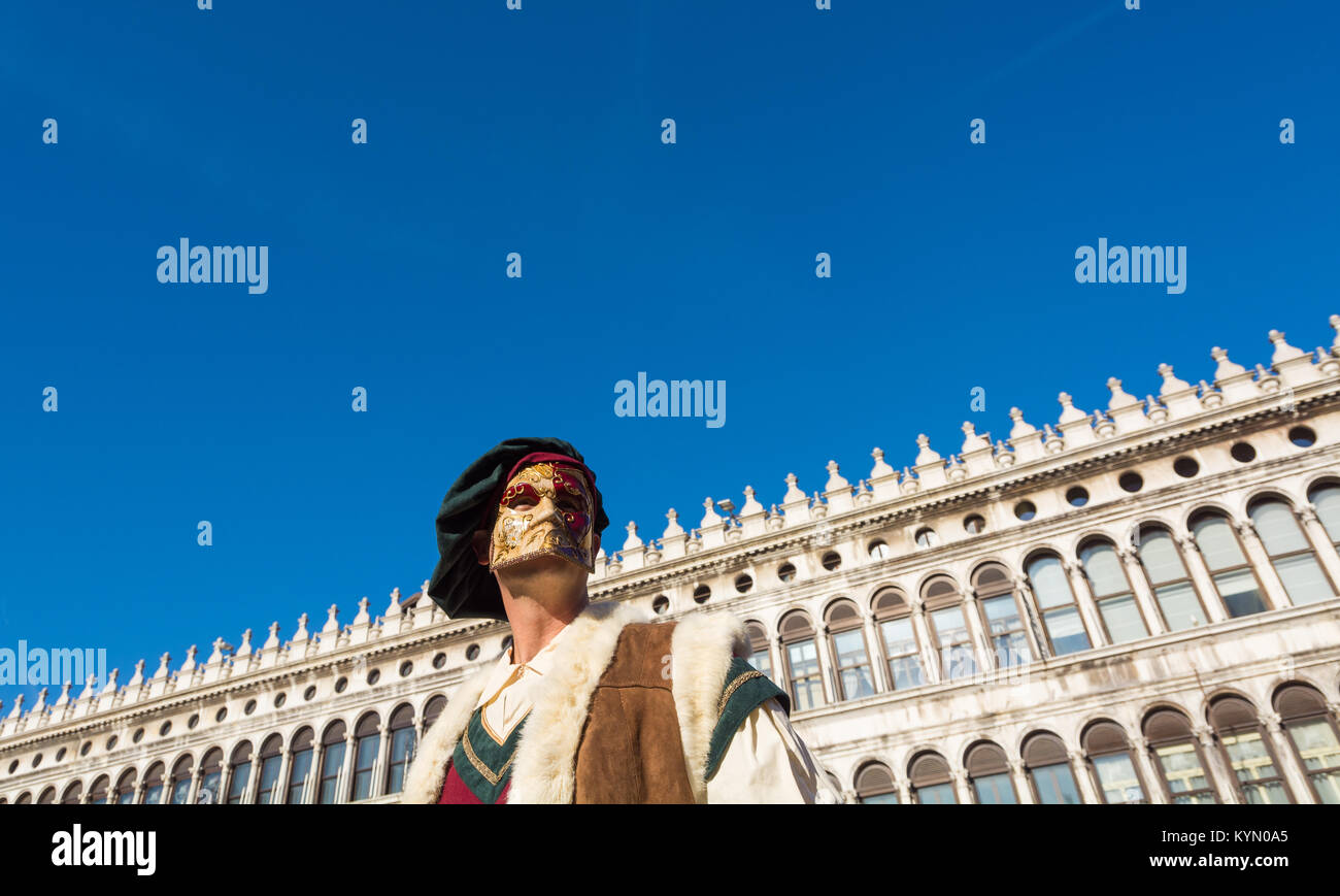 Schöne Maske am St. Markus Platz während der Karneval von Venedig Stockfoto