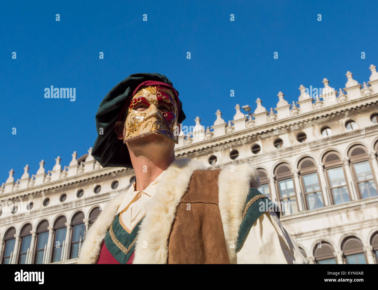 Schöne Maske am St. Markus Platz während der Karneval von Venedig Stockfoto