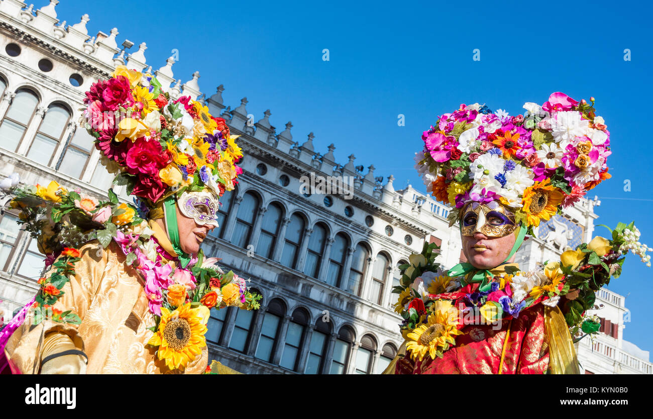 Venedig, Italien, 6. Februar 2016: Paar in Kostüme und Masken in der St. Mark Square während der Karneval von Venedig Stockfoto