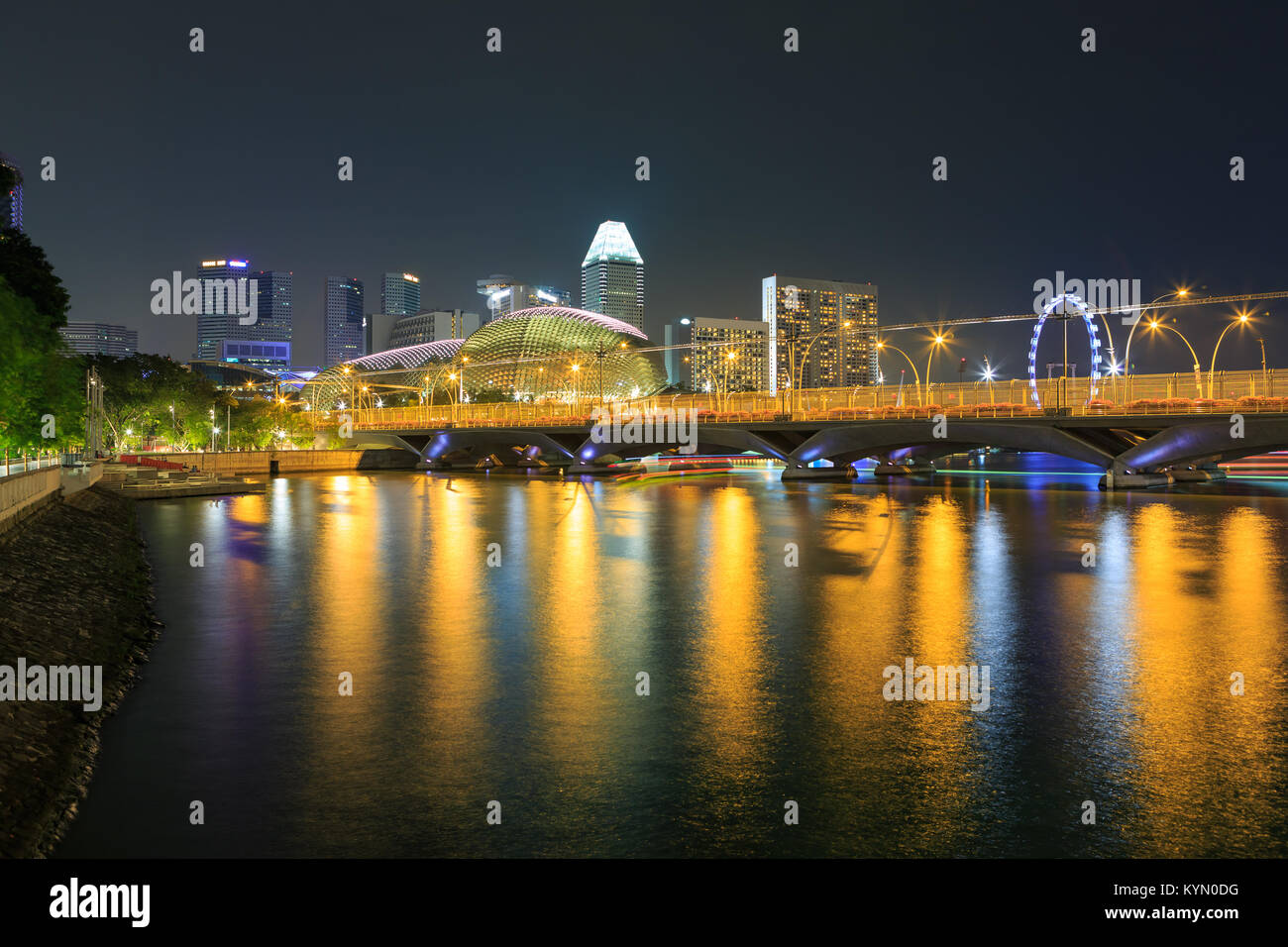 Sicht auf die Marina Bay Skyline von Singapur Stadt bei Nacht Stockfoto