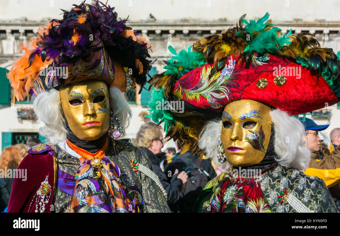 Paar in Kostüme und Masken im Karneval von Venedig. Stockfoto