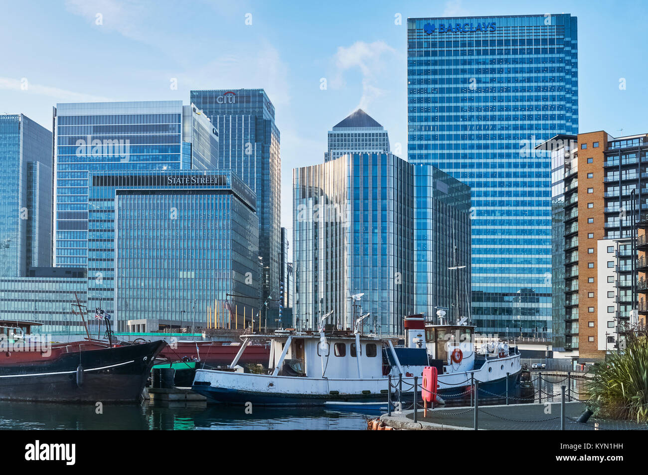 Geschäftsviertel Canary Wharf, East London, UK, gesehen von Blackwall Basin Stockfoto